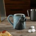 Mug in ceramica opaca con gatto blu e nero e motivo a cuore su tavolo in legno rustico - 301-400ml / Blu Opaco Nero Tazza