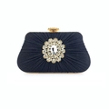 Dettaglio della pochette da sera in raso plissettato nero con grande spilla di strass di cristallo - Nero