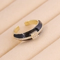 Goldener geometrischer Ring mit schwarzer Emaille und Zirkonia im Gürtelschnallen-Design - Einheitsgröße(Einstellbar) / Schwarz