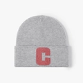 Bonnet d'hiver gris clair pour femme avec écusson brodé lettre C en chenille rose - Gris clair