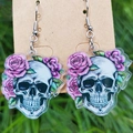 Acryl-Ohrringe mit Totenkopf, lila Rosen und grünen Blättern auf natürlichem Grashintergrund - Lila Rose Totenkopf