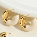 Macro di orecchini a C placcati oro con smalto crema e marchio in argento sterling S925 - Olio a Goccia Beige
