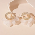 Détail de boucles d'oreilles fleur en alliage doré, cristaux et pétales givrés blancs - Tige en Argent-Style Géométrique Pétale Blanc