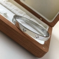 Bracciale rigido argento 4mm in acciaio inox con pietre di zirconia in scatola di legno - 6mm / Girasole Argentato