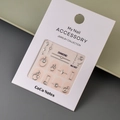 Gros plan de charms géométriques argentés pour ongles avec strass sur carte de support - Style Creux en Feuille d'Argent (MJ-007) / Argenté