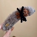 Pince à cheveux en peluche grise avec petit ours brun floqué et nœud en ruban noir - Gris clair