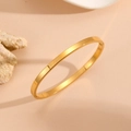 Vista detallada de 45 grados del brazalete abierto minimalista de acero dorado brillante - 4mm de Ancho / Dorado