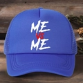 Blaue Trucker-Kappe mit ME VS ME Aufdruck und atmungsaktivem Netz auf dunklem Holz - Einheitsgröße / Ganz Königsblau