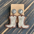 Detail of cowboy boot earrings with leopard print hair inlay and wood frame texture - Grey White Animal Hair
