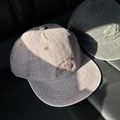 Détail de casquettes en toile lavée avec broderie vintage sur tissu en coton premium - Rose