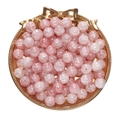 Makroaufnahme von rosa Crackle-Glasperlen für DIY-Schmuck in einer goldenen Schale - 50Stück/10mm / Tinte Gefärbte Rosa Lampwork Perlen