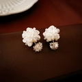 Boucles d'oreilles fleurs élégantes avec pétales blancs et gouttes en zircon facetté - Boucle d'oreille pendante fleur en acrylique et zircon blanc (tige en argent)
