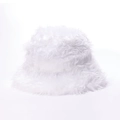 Detalle del gorro de pescador de felpa blanca con textura suave y material térmico grueso - M (56-58cm) / Blanco
