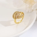 Anello aperto a foglia d'oro con zirconi cubici su un vassoio di ceramica bianca - Stile Oro (ZYN-DMR242G)