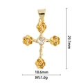 Vue détaillée d'un pendentif croix dorée avec motif rose, mesurant 29,7mm sur 18,6mm - Croix Rose Cœur Transparent