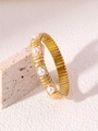 Dettaglio di un bracciale elastico dorato con perle d'acqua dolce su base in pietra - Oro