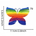 Regenboog vlinder geborduurde patch met afmetingen 7,1cm breedte en 5,6cm hoogte - Regenboog Vlinder
