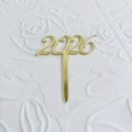 Nahaufnahme der goldenen 2026 Kuchendeko aus Acryl mit Spiegeleffekt für Neujahr - 2026 Modell B Gold / Breite ca. 7CM