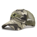 Detailaufnahme der Camouflage-Netzkappe mit besticktem olivgrünem Stern und Flügeln - Verstellbar / Tarnfarben