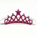 Detail eines rosa Pailletten-Kronen-Baby-Stirnbands mit Stern und Strasssteinen - Rosenrot