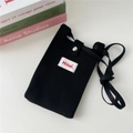 Dettaglio borsa porta cellulare in maglia nera con etichetta Hilldi e bottone a scatto - 12*20cm / Nero