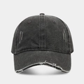 Détail de la casquette en coton noir délavé avec bords usés et surpiqûres blanches - Réglable / gris foncé