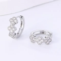 Pendientes de aro de trébol plateados con circonitas y elegante diseño floral - Triple Flor Circonita Blanca / Plateado