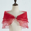 Elegante chal de novia rojo de tul con bordes de volantes y broche de lazo plateado - Burdeos