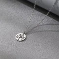 Collar con colgante de árbol de la vida en acero inoxidable plateado sobre fondo gris - Color Acero