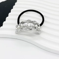 Primer plano de goma negra para el pelo con cadena de plata y perlas blancas incrustadas - Grande / Plateado