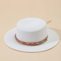 Dettaglio del cappello di paglia bianco con perline colorate e nastro boho - M (56-58cm) / Bianco