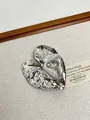 Detailansicht der silbernen Tulpenknospe-Brosche mit realistischen Metalltexturen - Silberne Herzblatt-Brosche Z-1920