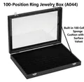 Detalle de joyero negro de 100 ranuras con tapa de cristal, costura blanca y hebillas de metal - Cuero Negro Terciopelo Negro Joyero de 100 Posiciones para Anillos (A044)