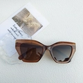 Occhiali da sole cat-eye retrò in marrone ambra trasparente con lenti scure - Tè Scuro