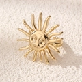 Detail van een vintage gouden zonnering met stralen op een stenen oppervlak - Vintage Zon Gezicht (Goud) (RZ0864taiyang)