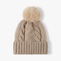 Berretto da donna in maglia a trecce beige con grande pompon in pelliccia e bordo a coste - Cachi