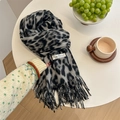 Sciarpa in cashmere leopardata grigia con eleganti frange su piano d'appoggio - Grigio