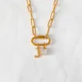 Collana a graffetta in acciaio inossidabile placcato oro 14K con lettera J e zircone - Lettera J