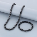 Dettaglio di set collana e bracciale neri in acciaio inossidabile su piedistallo grigio - Bracciale 22cm / Nero