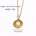 Primer plano del colgante floral de oro de 18K con perla y especificaciones de tamaño - Relieve de Hoja Redonda (Estilo 4)