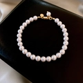 Detalle de pulsera de perlas blancas con cierre dorado y colgante sobre tela de seda suave - 7# Pulsera-Rosa-6mm