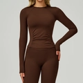 Nauwsluitende yoga set in chocoladebruin met lange mouwen en handige zijzakken op de broek - S / koffiekleur