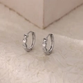 Pendientes de aro plateados con diseño de corazones y circonitas brillantes - Corazón Plateado con Diamantes