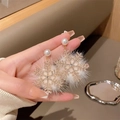 Funkelnde Schneeflocken Ohrringe mit Zirkon und Perlen für Weihnachten in der Hand - Schneeflocke Bommel / Gold