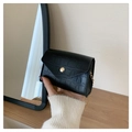 Sac bandoulière noir à motif crocodile avec chaîne dorée et boucle circulaire - Noir