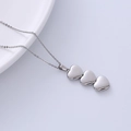 Elegante collana con pendente a triplo cuore in acciaio inossidabile per donne - Pendente a Tre Cuori / Color Acciaio