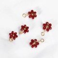 Detail von fünf roten Kristall-Blumenanhängern mit Golddraht für die Schmuckherstellung - 10er Pack / Rot