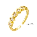 Anello in rame placcato oro con cinque zirconi quadrati e un peso di 1,8 grammi - Stile a Cinque Pietre Bianche (254)