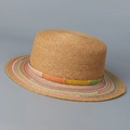 Dettaglio delle fasce colorate intrecciate su un cappello da spiaggia in paglia di rafia - M (56-58cm) / Cammello