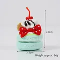 Porte-clés gâteau macaron bleu avec cerise et crème, dimensions de 5,5cm x 3,5cm - Vert avec dragonne de téléphone rose